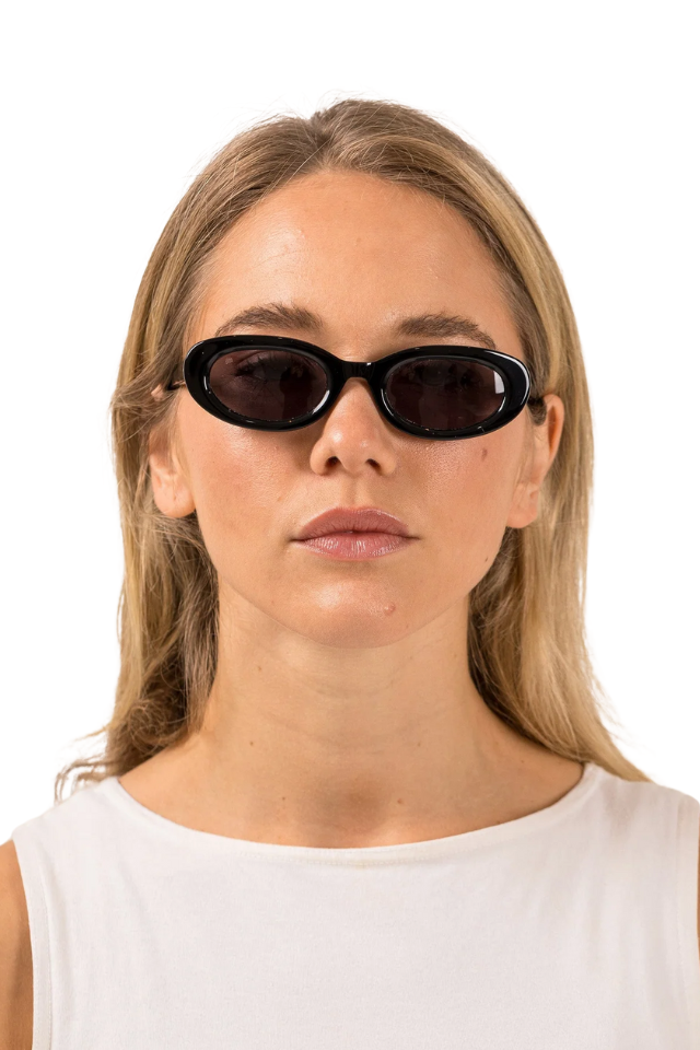 Lourdes: Black/Smokey Grey