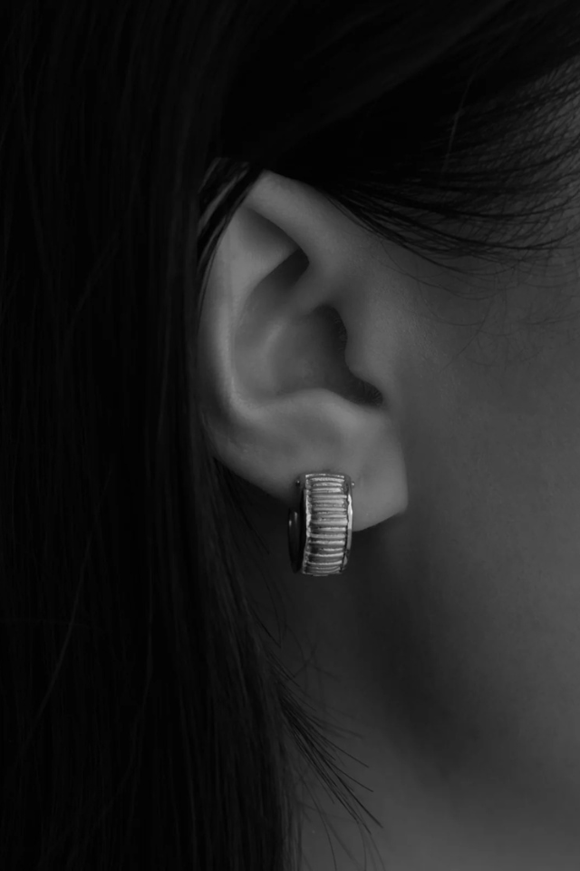 Arete Wide Huggies
