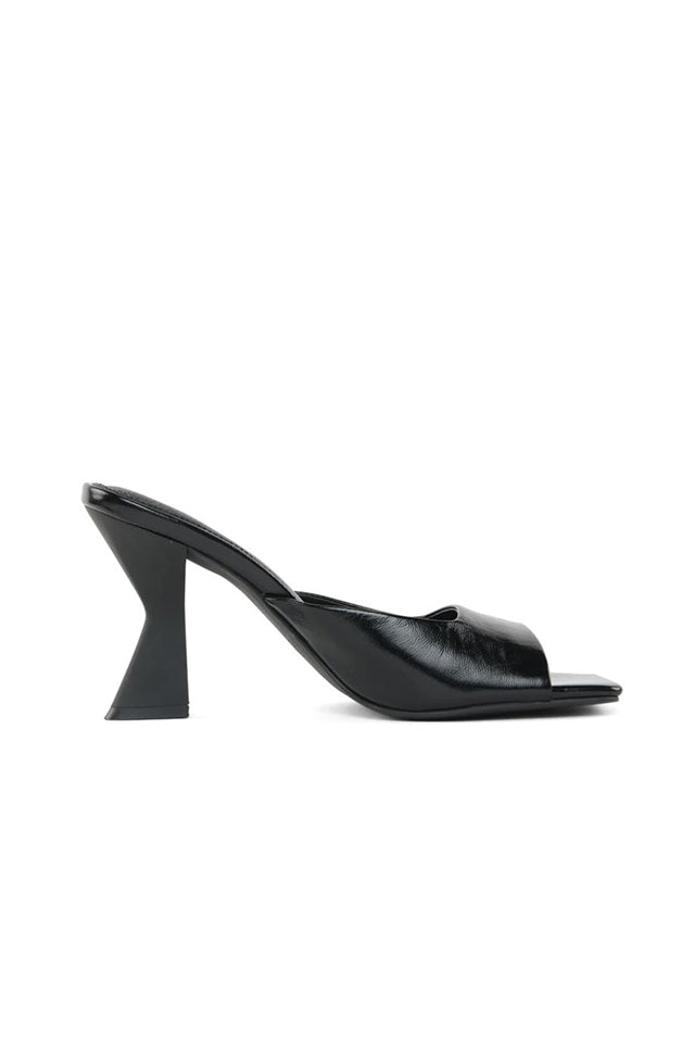 Phoebe Heel